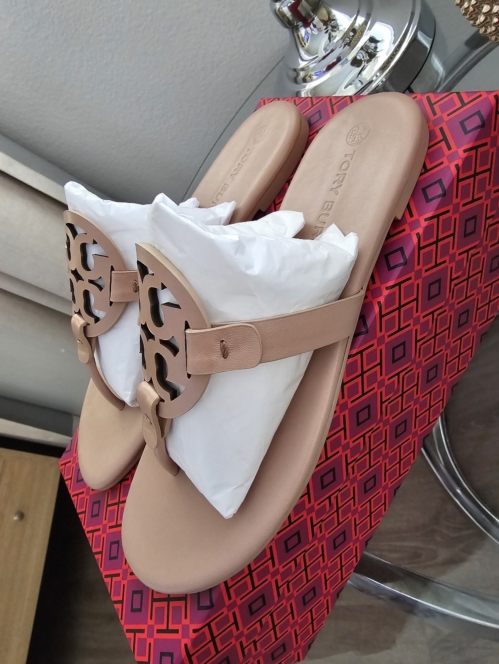 Tory Burch Miller Calf Leather Logo Thong Sandals in Light Sand. - Picture 4 of 8